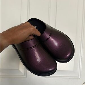 Metallic Purple OOFOS Clogs